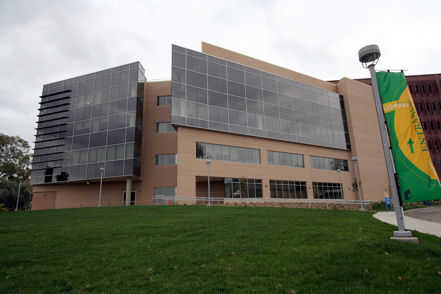 Cal Poly New Library (photograph from the Wikimedia Commons category California State Polytechnic University, Pomona)