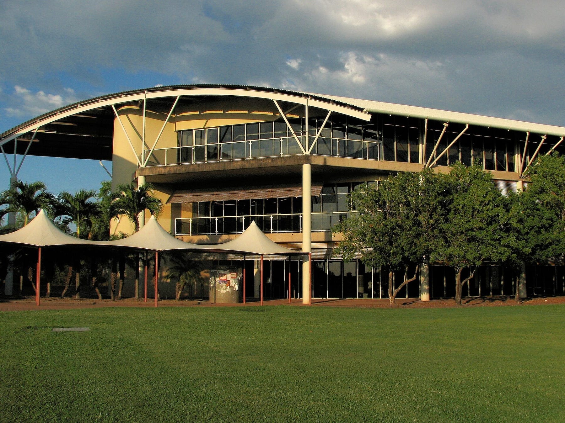 CDU library, Casuarina (photograph from the Wikimedia Commons category Charles Darwin University)