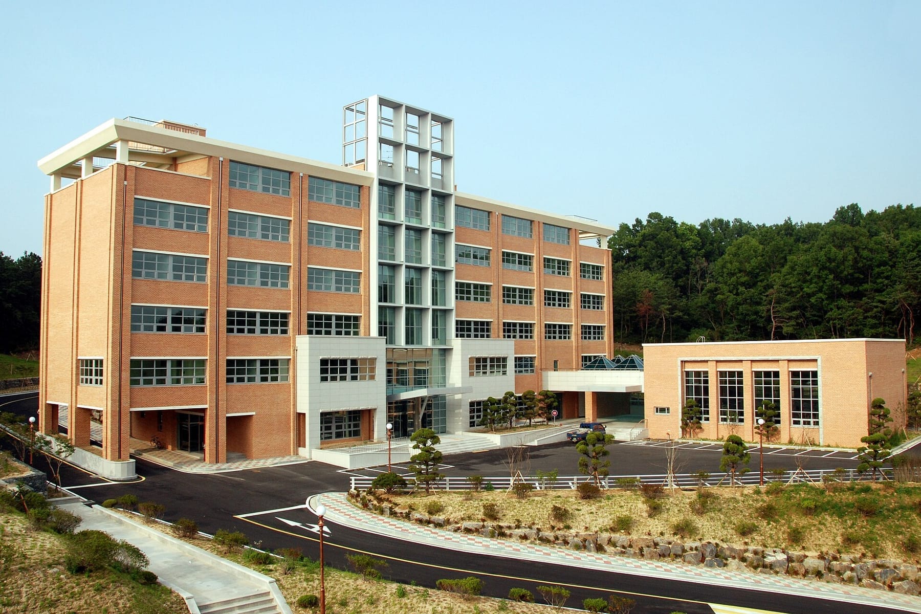 Chungnam National University Law School Building N12 (photograph from the Wikimedia Commons category Chungnam National University)