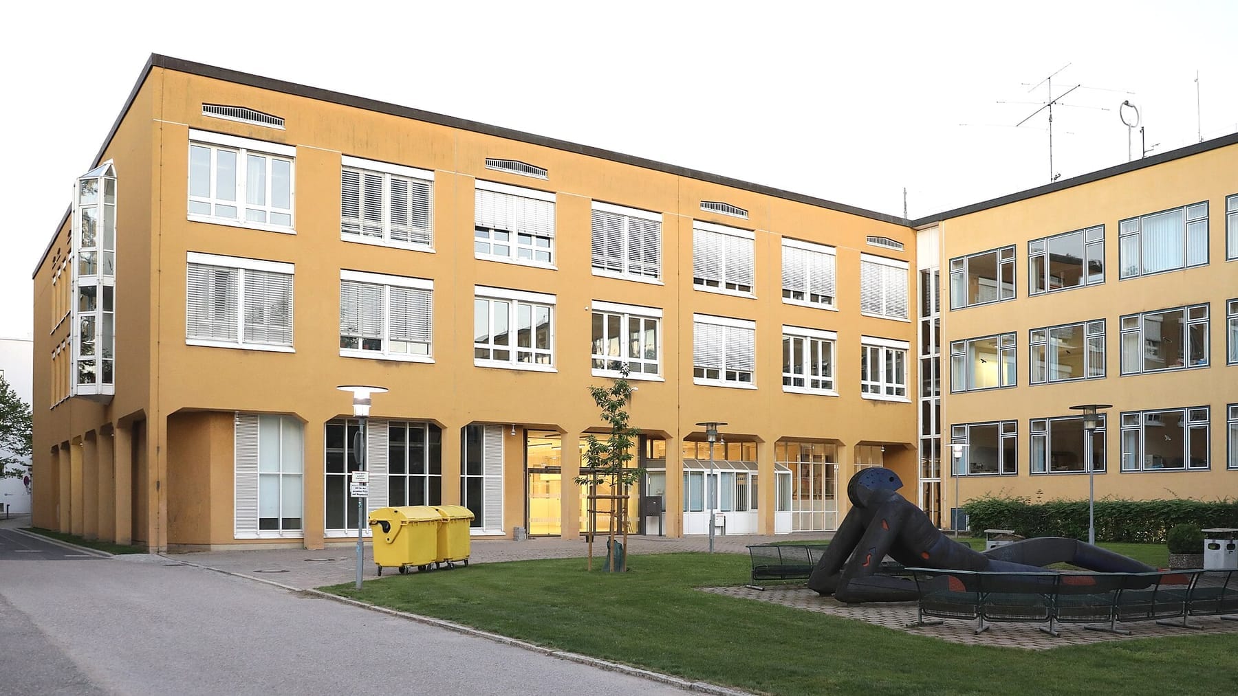Coburg-Hochschule-Hörsaalgebäude (photograph from the Wikimedia Commons category Hochschule Coburg)