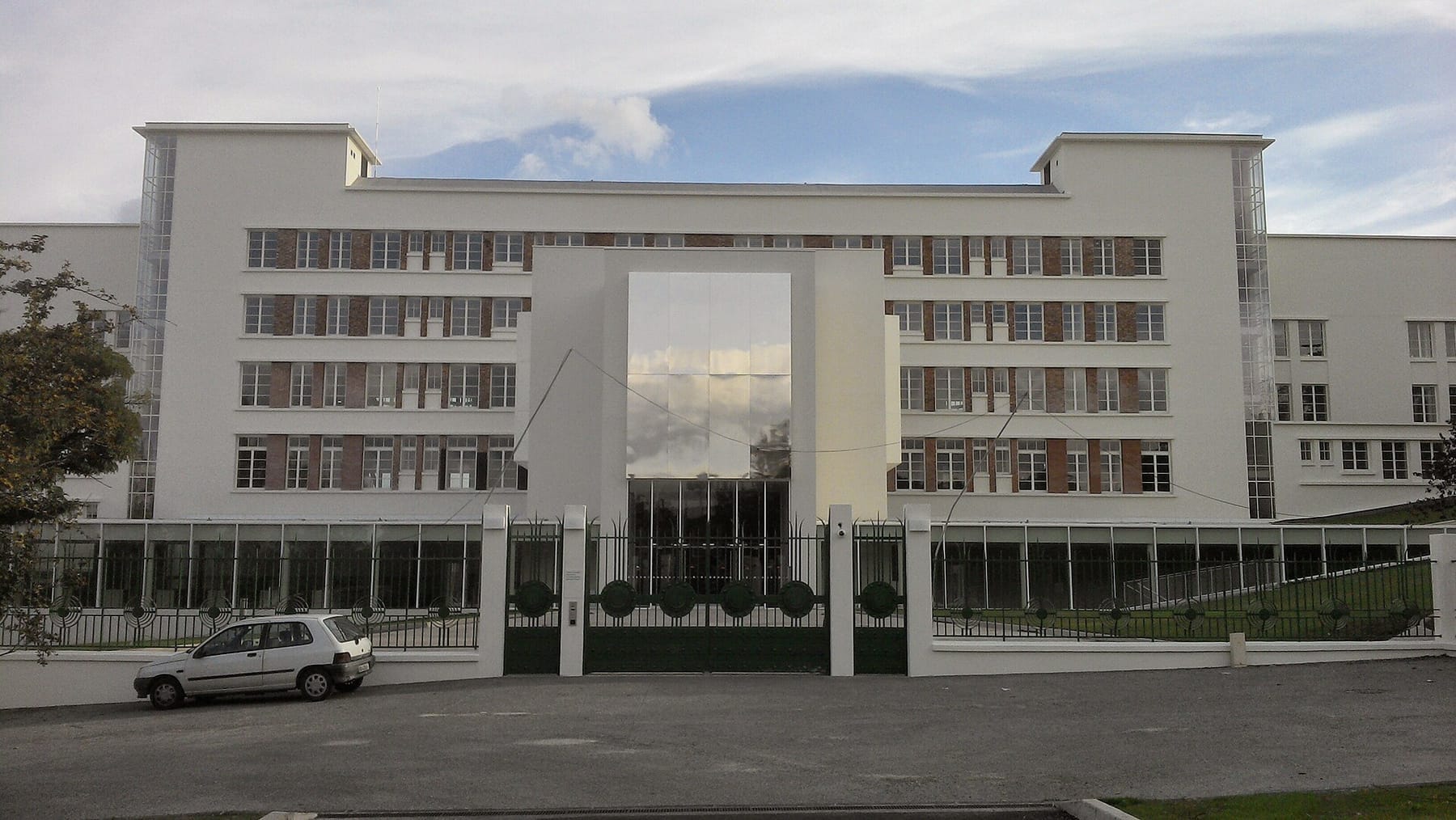 ENSACF Ecole Architecture Clermont Ferrand (photograph from the Wikimedia Commons category Ecole Nationale Supérieure d'Architecture de Clermont-Ferrand)
