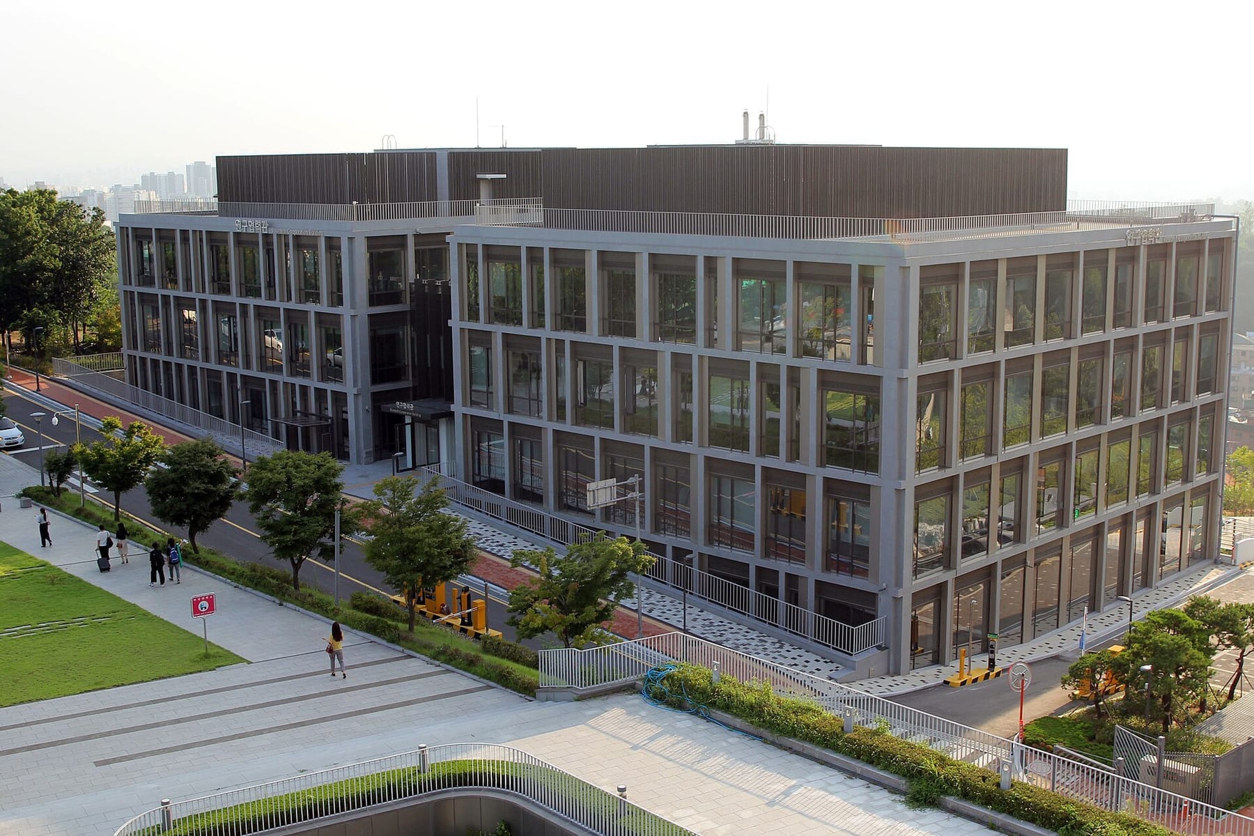 IBS Center for Quantum Nanoscience 양자나노과학 연구단 Ewha building (photograph from the Wikimedia Commons category Ewha Womans University)
