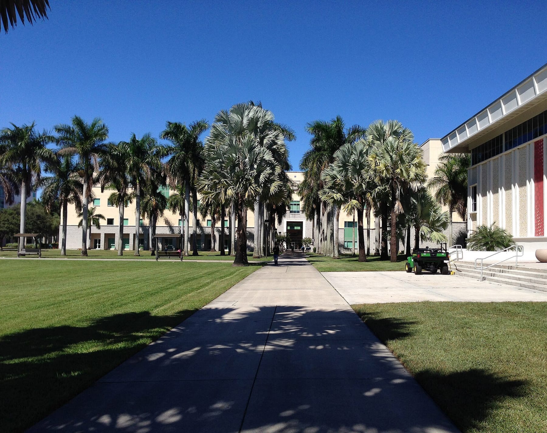FAU Physical Sciences and Admin Building (photograph from the Wikimedia Commons category Florida Atlantic University)
