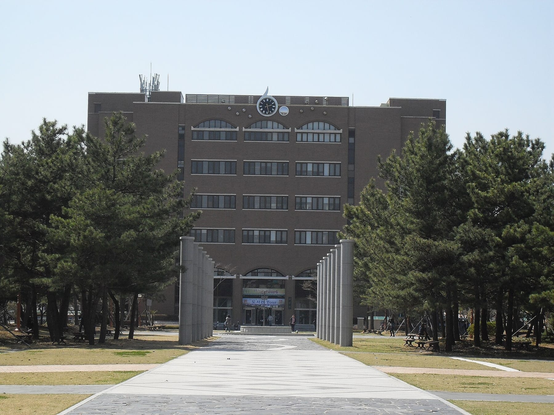 GNU-library (photograph from the Wikimedia Commons category Gyeongsang National University)
