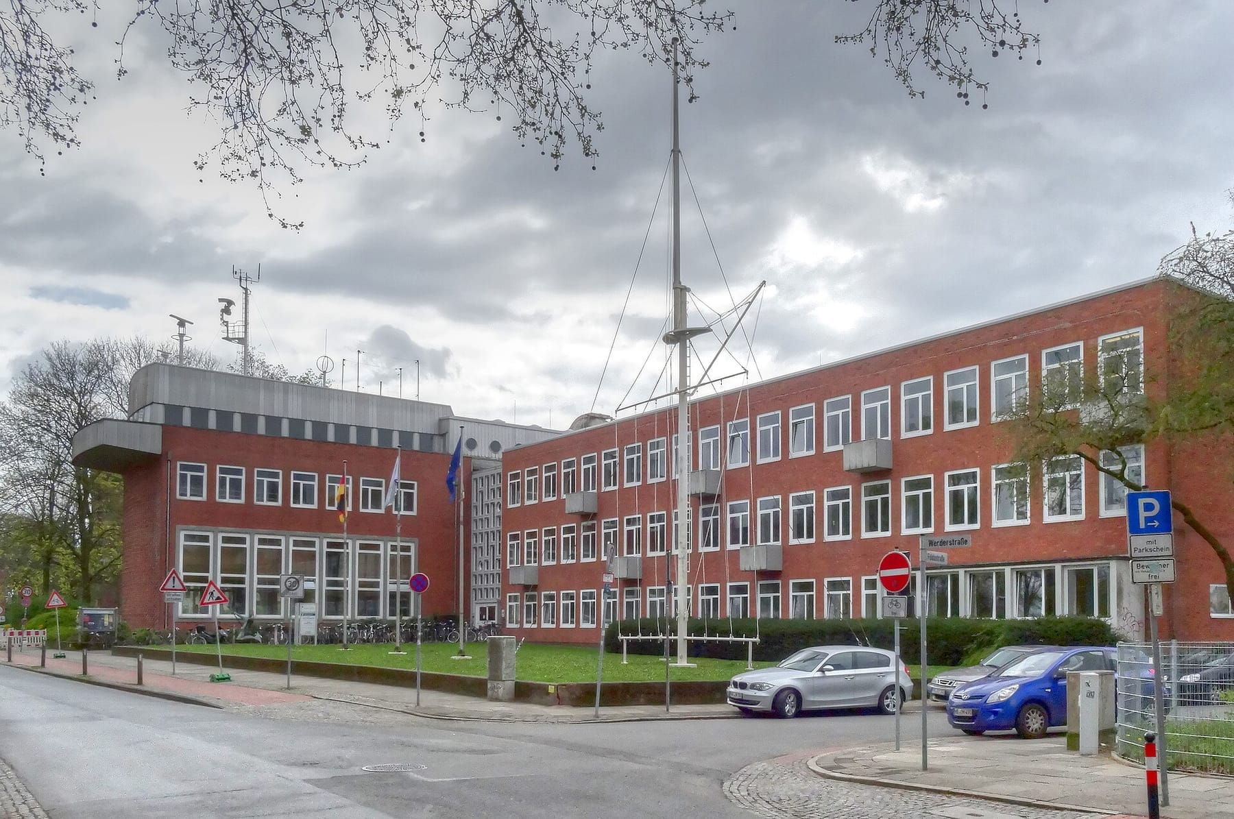 Lehrgebäude Seefahrtschule Bremen (2014) LfD1220,T (photograph from the Wikimedia Commons category Hochschule Bremen)
