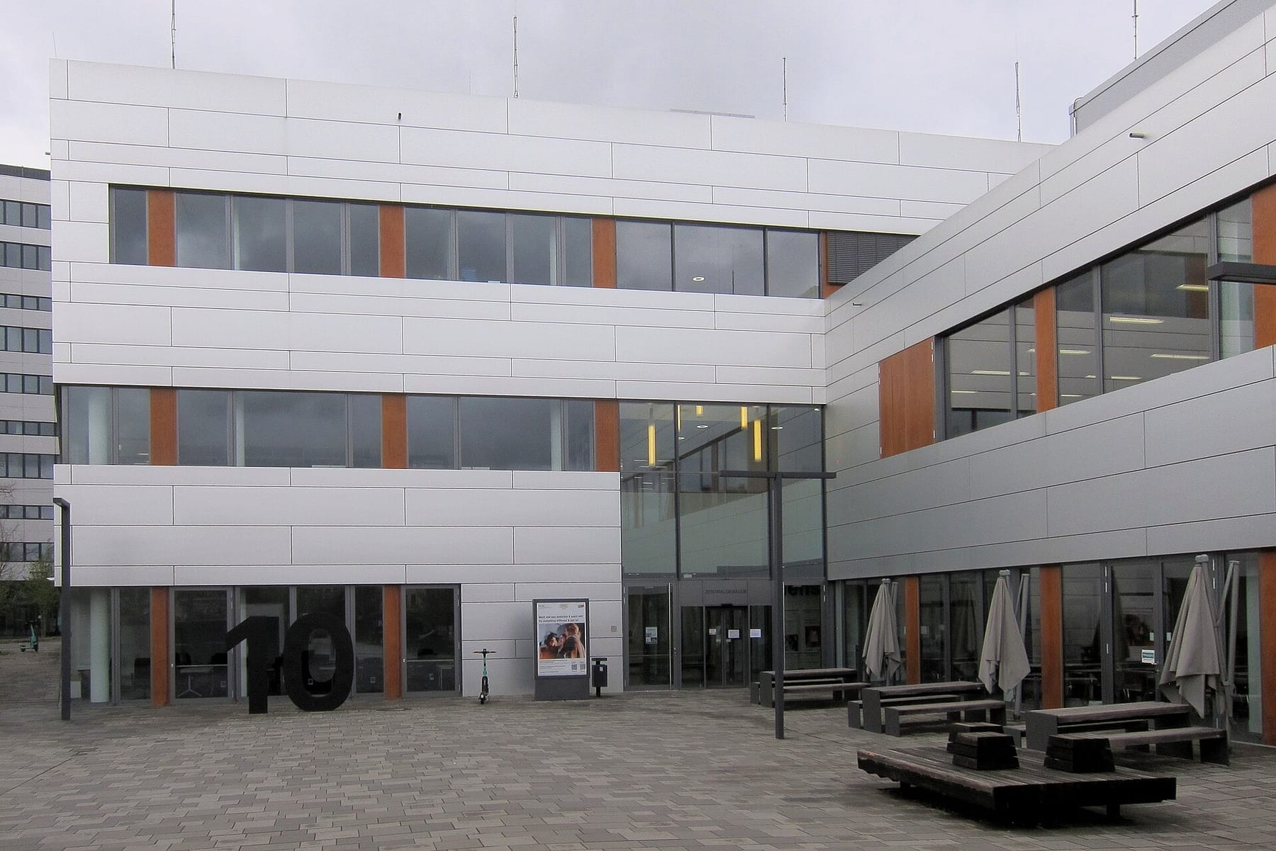 HTW Zentralgebäude und Mensa (photograph from the Wikimedia Commons category Hochschule für Technik und Wirtschaft des Saarlandes)