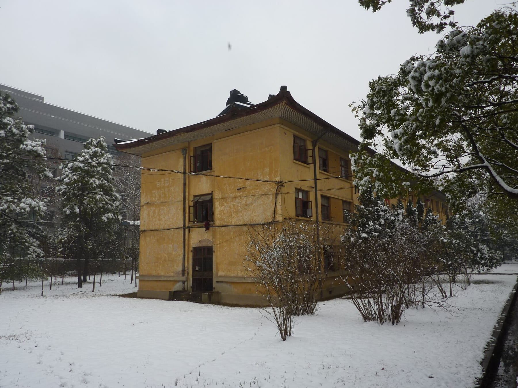 Huazhong University of Science and Technology - an older residential building - P1050016 (photograph from the Wikimedia Commons category Huazhong University of Science and Technology)