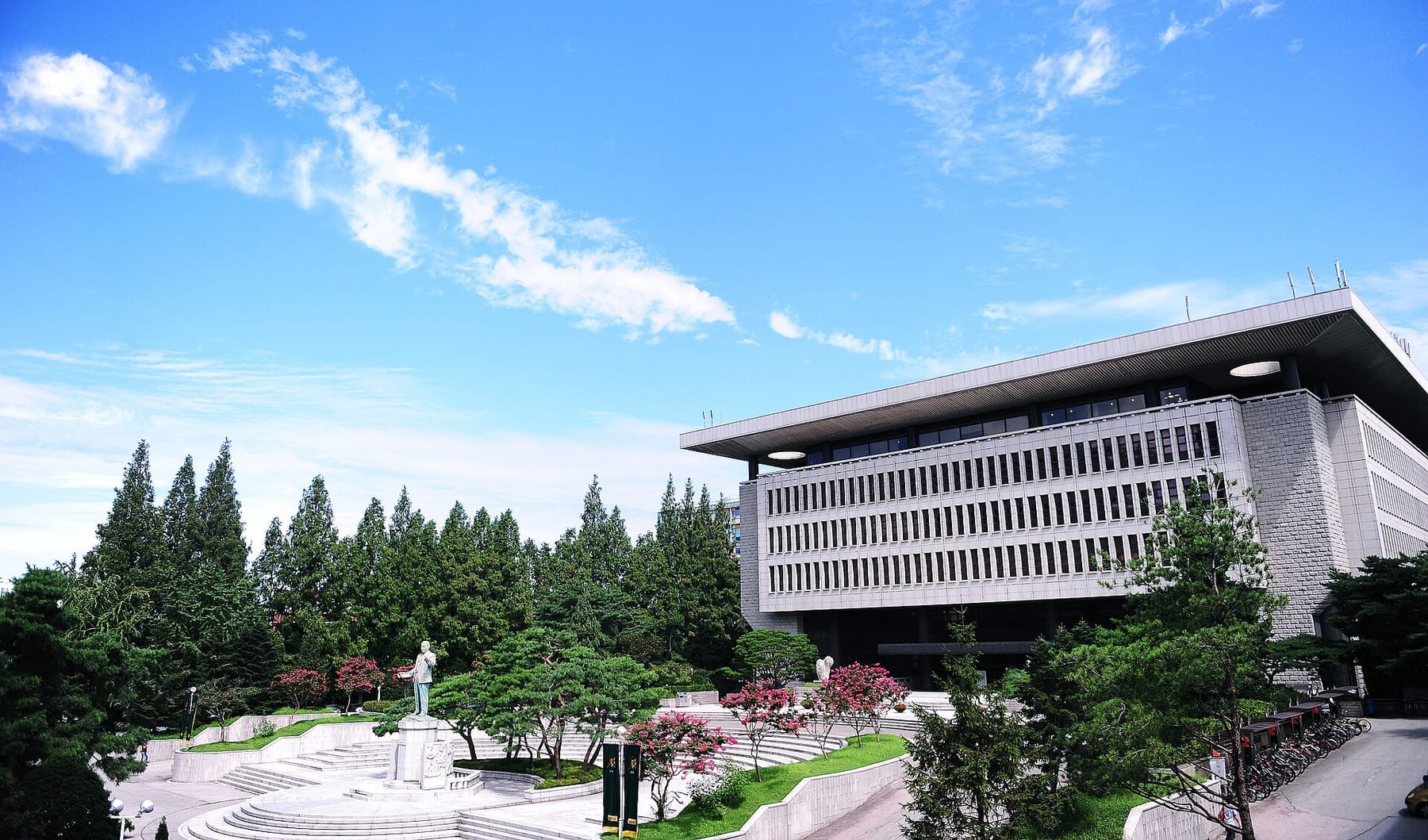 Sanghuh Memorial Library (photograph from the Wikimedia Commons category Konkuk University)
