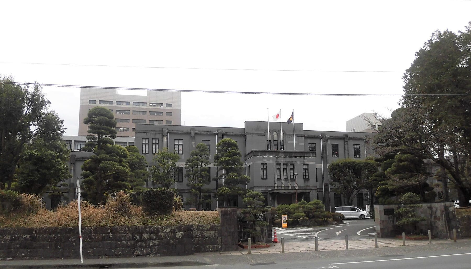 Kumamoto University Headquarters building 2021 (photograph from the Wikimedia Commons category Kumamoto University)