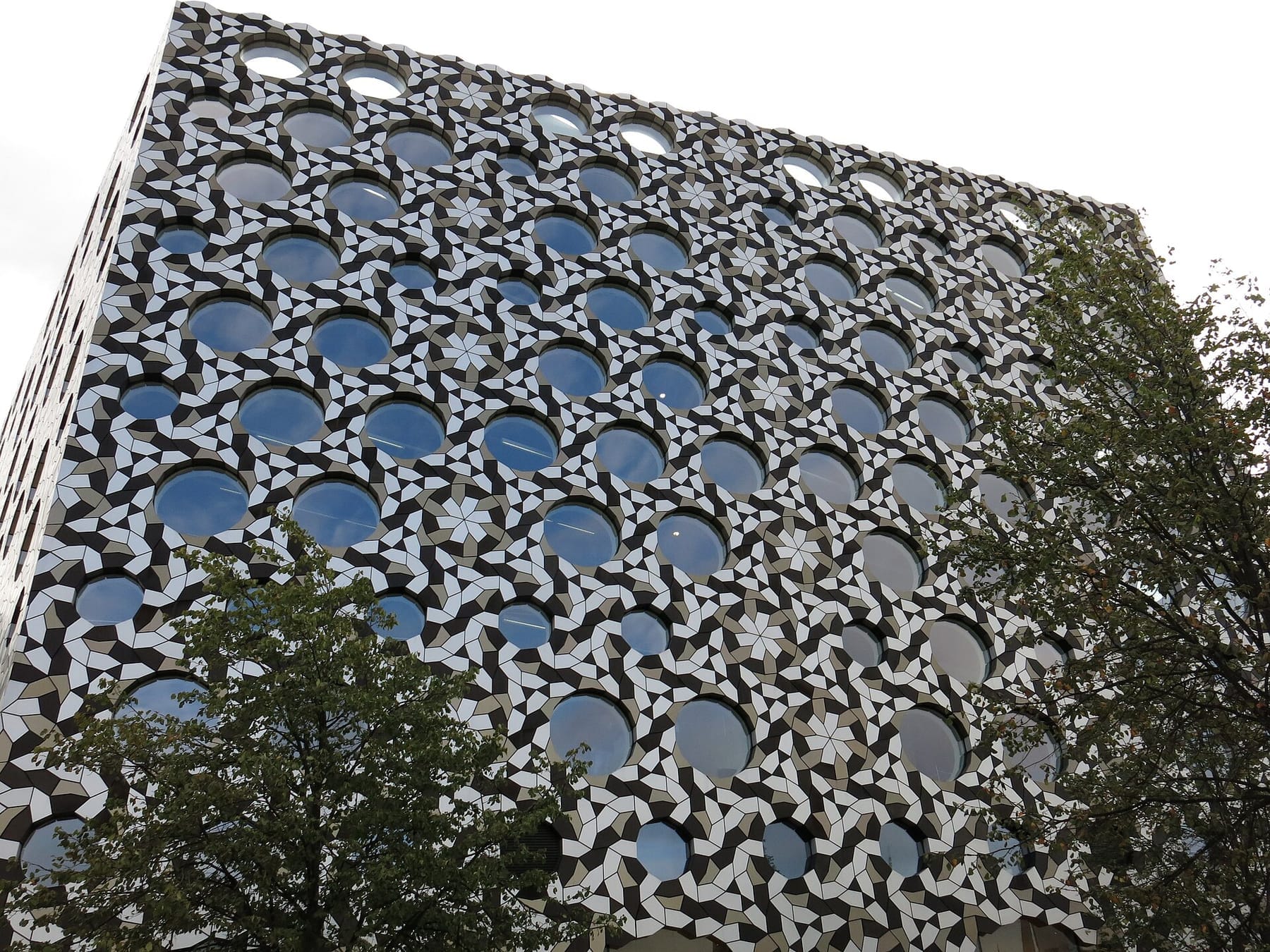 Ravensbourne college building (16112881460) (photograph from the Wikimedia Commons category Ravensbourne University London)
