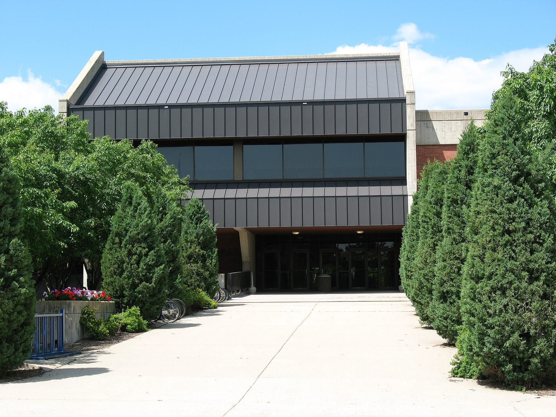 SDSUHMBriggsLibrary (photograph from the Wikimedia Commons category South Dakota State University)