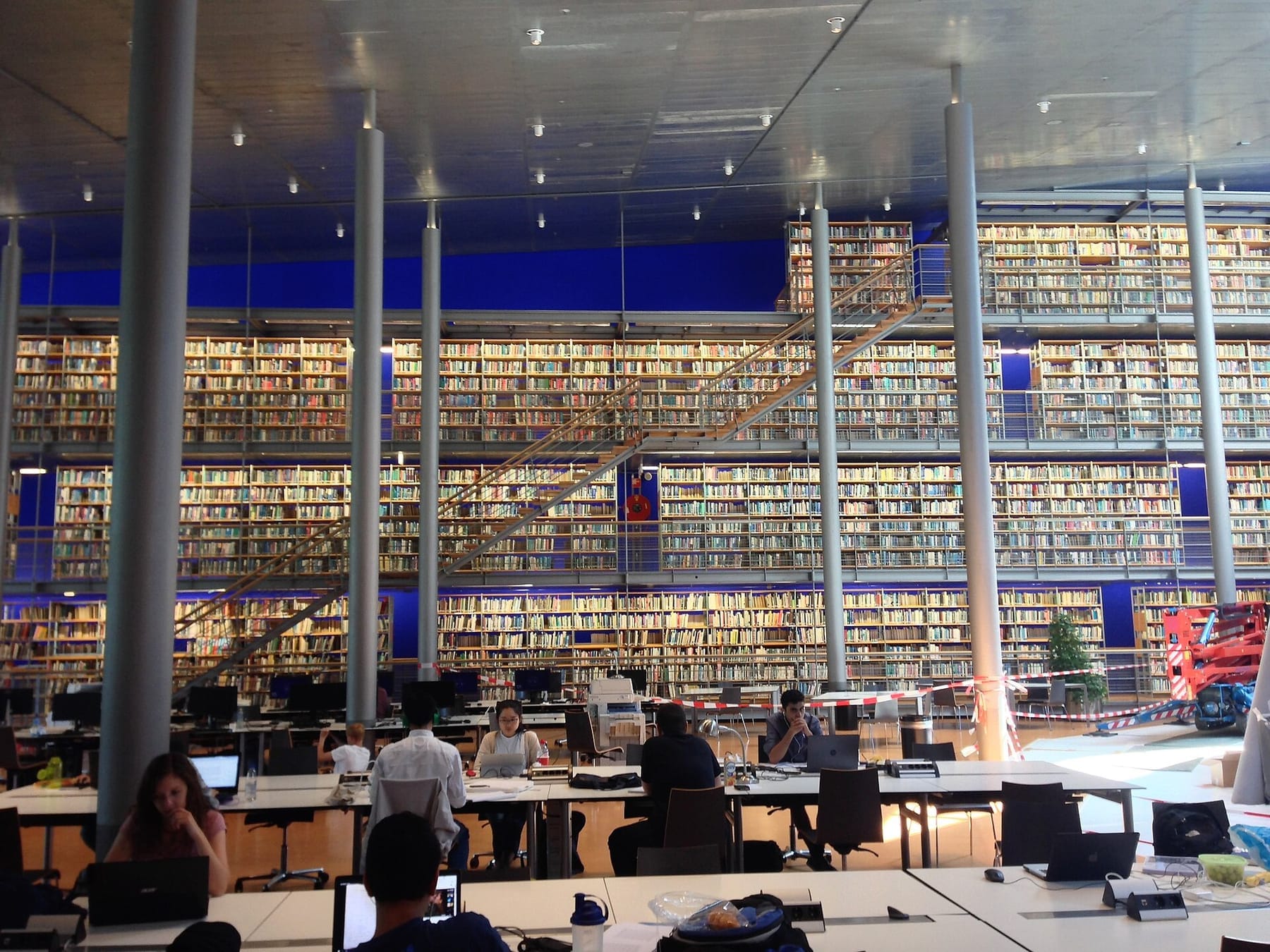 Bookcases and study desks - TU Delft library (photograph from the Wikimedia Commons category Technische Universiteit Delft)