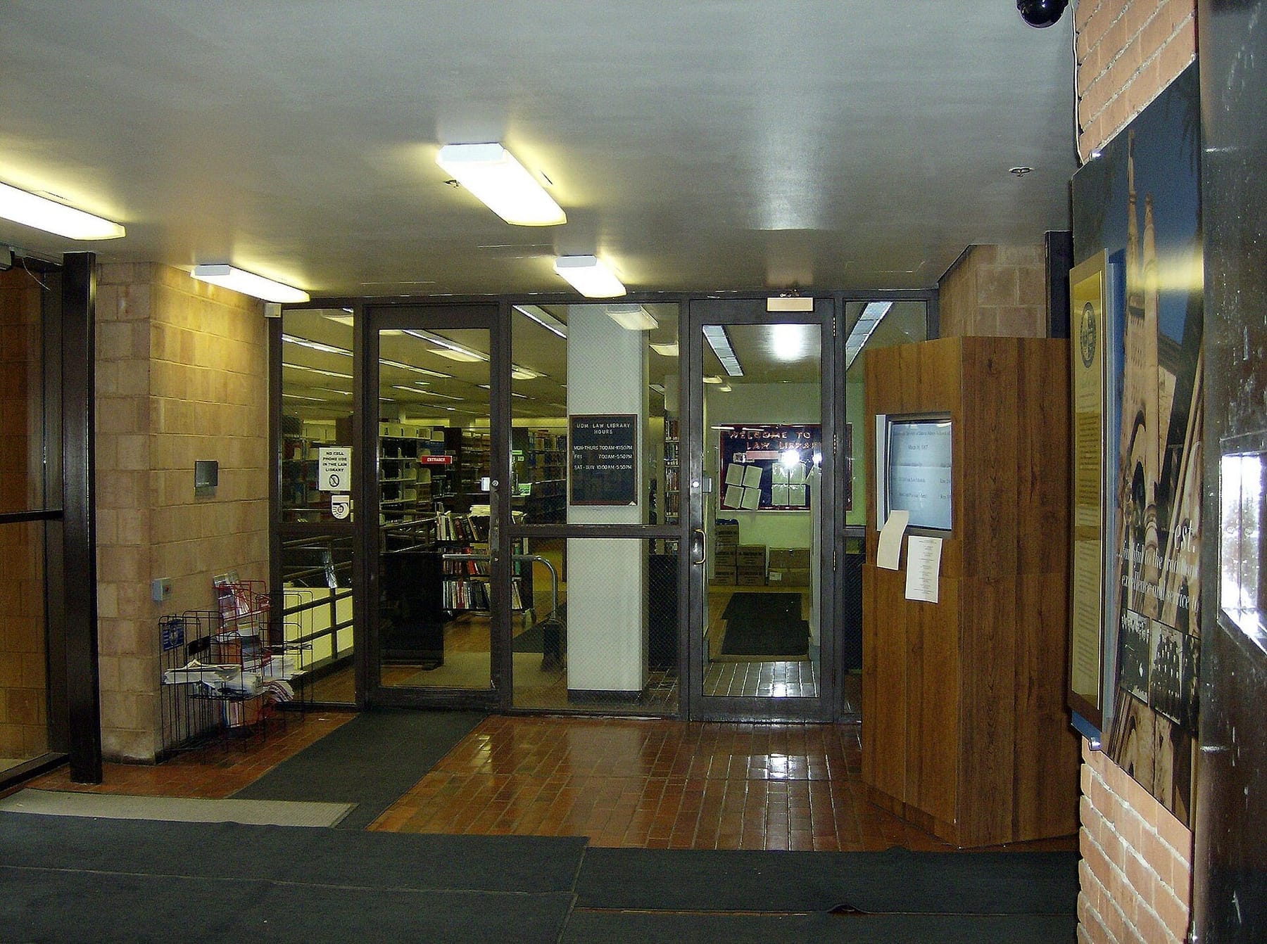 UDMlawschoollibrary (photograph from the Wikimedia Commons category University of Detroit Mercy)