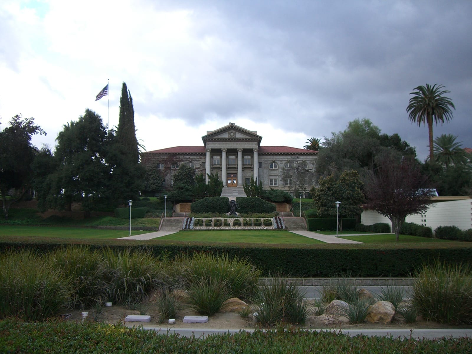 Admin Building - panoramio (photograph from the Wikimedia Commons category University of Redlands)