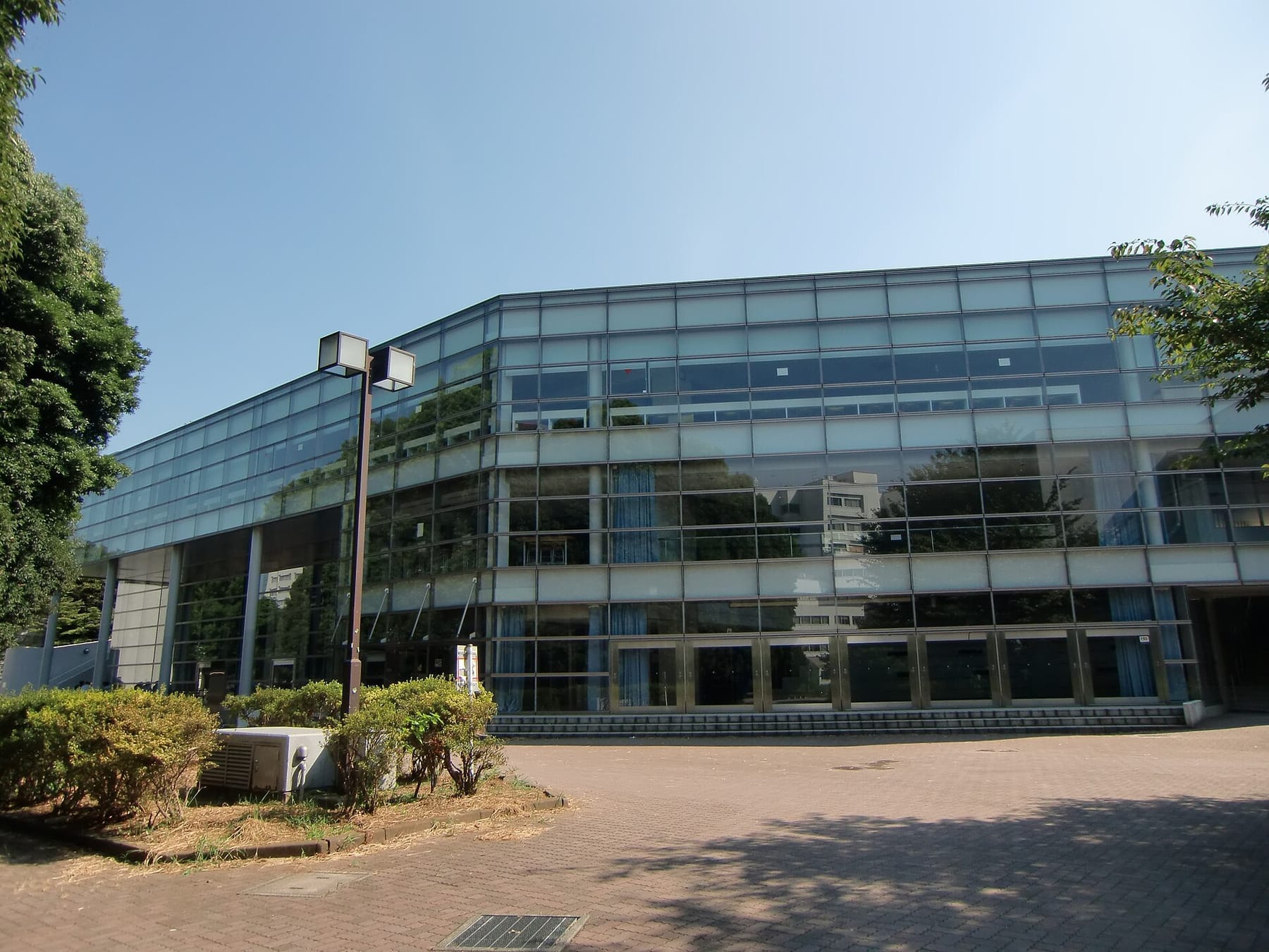 YNU library (photograph from the Wikimedia Commons category Yokohama National University)